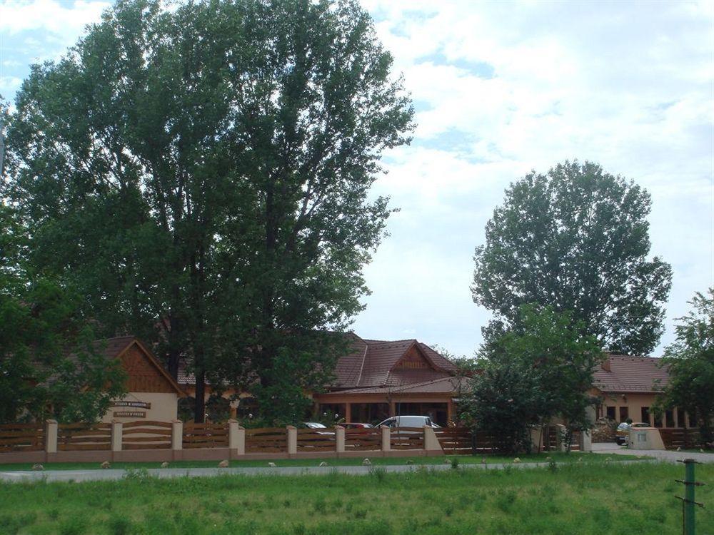 Hotel Platan Garden & Restaurant 3*